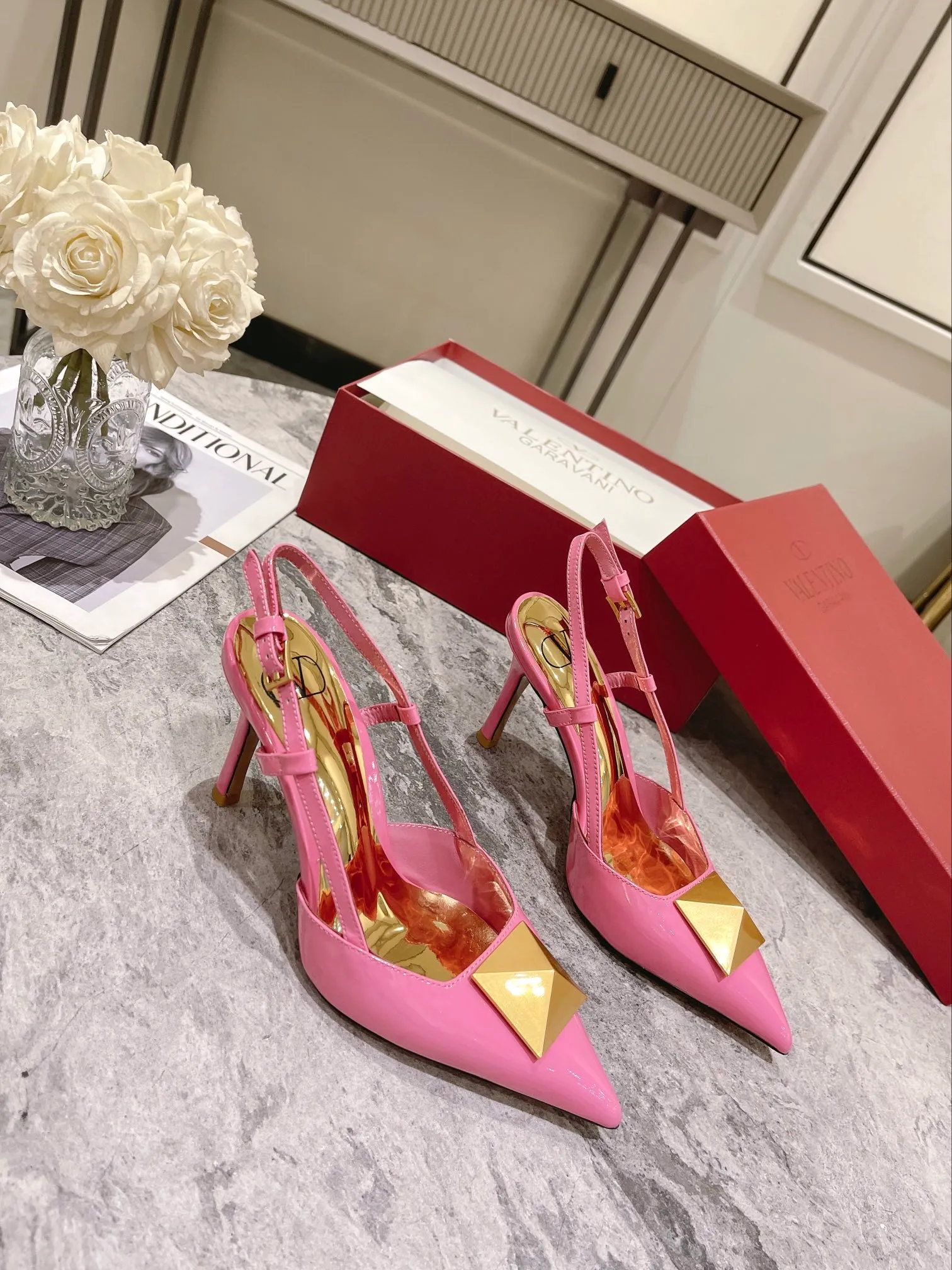 👟👟Ex-factory price 400👟👟 Genuine leather sole +40 Valentino Valentino spring and summer new rivet shoes are new☑️ —————————————— The latest golden big rivet element is full of high-end sense! Extremely fashionable Heel height: 9.5cm Upper: Matt sheepskin Lining: Sheepskin lining Outsole: Italian genuine leather outsole, rubber sole optional Color: Two styles and 8 colors available Code number: 34-41 (34 and 42 customized are not returnable)